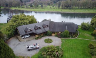 Hermosa casa patronal en parcela de 5000 m2 con borde de rio navegable
