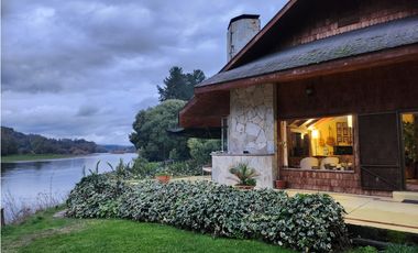 Hermosa casa patronal en parcela de 5000 m2 con borde de rio navegable