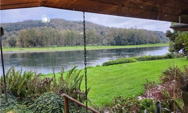 Hermosa casa patronal en parcela de 5000 m2 con borde de rio navegable