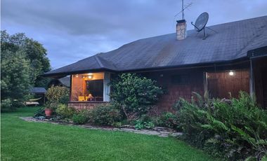 Hermosa casa patronal en parcela de 5000 m2 con borde de rio navegable