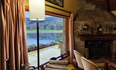 Hermosa casa patronal en parcela de 5000 m2 con borde de rio navegable