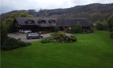 Hermosa casa patronal en parcela de 5000 m2 con borde de rio navegable