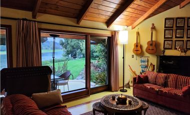 Hermosa casa patronal en parcela de 5000 m2 con borde de rio navegable