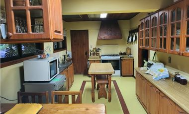 Hermosa casa patronal en parcela de 5000 m2 con borde de rio navegable