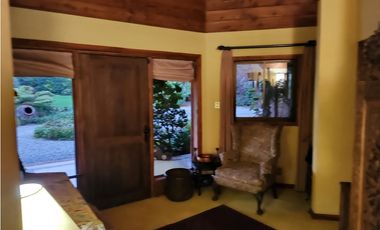 Hermosa casa patronal en parcela de 5000 m2 con borde de rio navegable