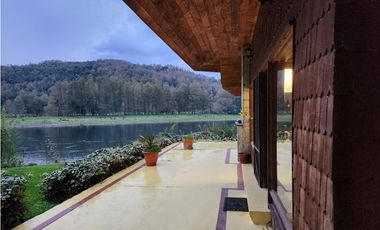 Hermosa casa patronal en parcela de 5000 m2 con borde de rio navegable