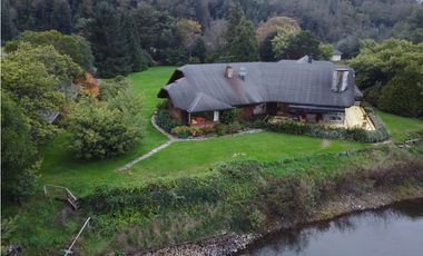 Hermosa casa patronal en parcela de 5000 m2 con borde de rio navegable
