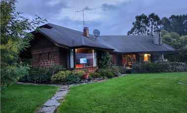 Hermosa casa patronal en parcela de 5000 m2 con borde de rio navegable