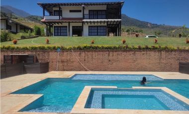 Se vende hermosa finca con piscina Santa Elena El Cerrito Palmira