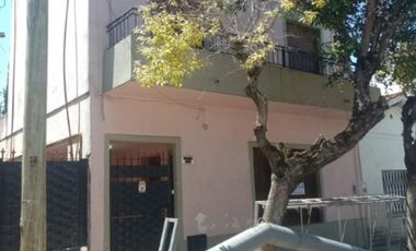 CASA DE TRES AMBIENTES A DOS CUADRAS DE AV ROLON.
