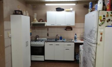 CASA DE TRES AMBIENTES A DOS CUADRAS DE AV ROLON.