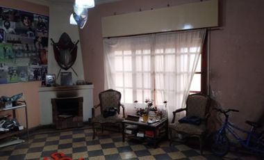 CASA DE TRES AMBIENTES A DOS CUADRAS DE AV ROLON.