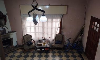 CASA DE TRES AMBIENTES A DOS CUADRAS DE AV ROLON.