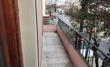 CASA DE TRES AMBIENTES A DOS CUADRAS DE AV ROLON.