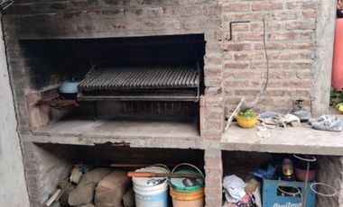 CASA DE TRES AMBIENTES A DOS CUADRAS DE AV ROLON.