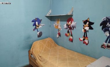 CASA DE TRES AMBIENTES A DOS CUADRAS DE AV ROLON.