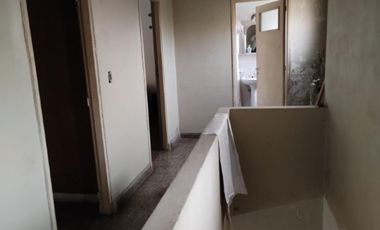 CASA DE TRES AMBIENTES A DOS CUADRAS DE AV ROLON.