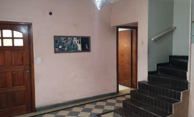 CASA DE TRES AMBIENTES A DOS CUADRAS DE AV ROLON.