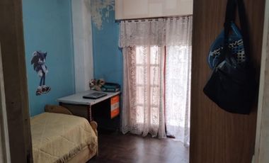 CASA DE TRES AMBIENTES A DOS CUADRAS DE AV ROLON.