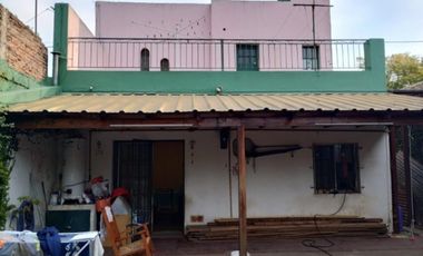 CASA DE TRES AMBIENTES A DOS CUADRAS DE AV ROLON.
