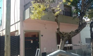 CASA DE TRES AMBIENTES A DOS CUADRAS DE AV ROLON.
