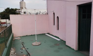 CASA DE TRES AMBIENTES A DOS CUADRAS DE AV ROLON.