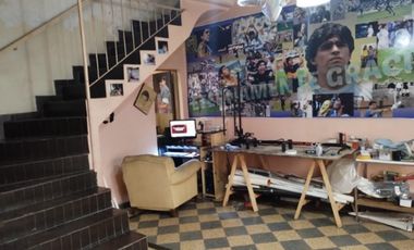 CASA DE TRES AMBIENTES A DOS CUADRAS DE AV ROLON.