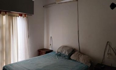 CASA DE TRES AMBIENTES A DOS CUADRAS DE AV ROLON.