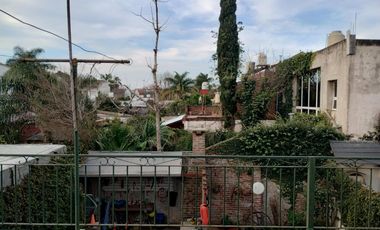 CASA DE TRES AMBIENTES A DOS CUADRAS DE AV ROLON.