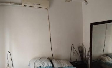 CASA DE TRES AMBIENTES A DOS CUADRAS DE AV ROLON.