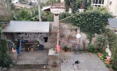 CASA DE TRES AMBIENTES A DOS CUADRAS DE AV ROLON.