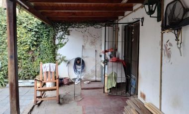 CASA DE TRES AMBIENTES A DOS CUADRAS DE AV ROLON.