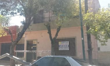 CASA DE TRES AMBIENTES A DOS CUADRAS DE AV ROLON.