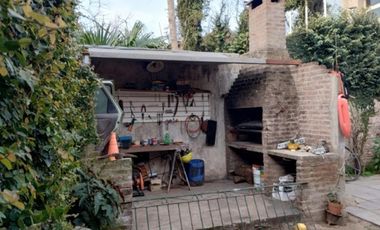 CASA DE TRES AMBIENTES A DOS CUADRAS DE AV ROLON.