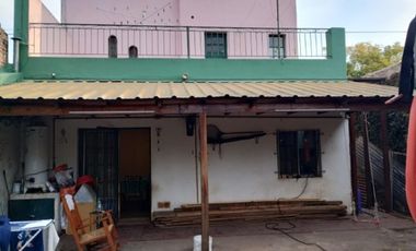 CASA DE TRES AMBIENTES A DOS CUADRAS DE AV ROLON.