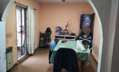 CASA DE TRES AMBIENTES A DOS CUADRAS DE AV ROLON.