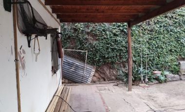CASA DE TRES AMBIENTES A DOS CUADRAS DE AV ROLON.