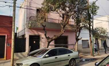 CASA DE TRES AMBIENTES A DOS CUADRAS DE AV ROLON.