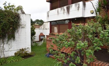 IMPORTANTE RESIDENCIA 3 DORMITORIOS, GARAGE VARIOS AUTOS, GRAN PARQUE. RETASADA