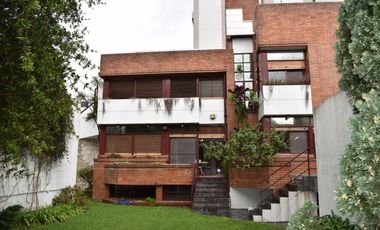 IMPORTANTE RESIDENCIA 3 DORMITORIOS, GARAGE VARIOS AUTOS, GRAN PARQUE. RETASADA