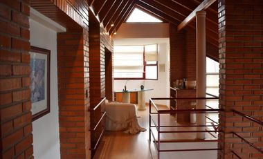 IMPORTANTE RESIDENCIA 3 DORMITORIOS, GARAGE VARIOS AUTOS, GRAN PARQUE. RETASADA