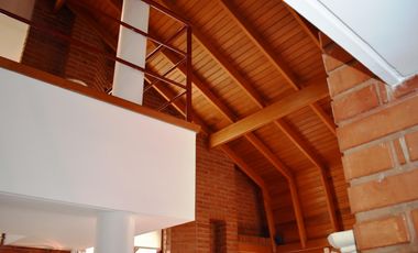 IMPORTANTE RESIDENCIA 3 DORMITORIOS, GARAGE VARIOS AUTOS, GRAN PARQUE. RETASADA