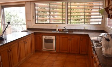 IMPORTANTE RESIDENCIA 3 DORMITORIOS, GARAGE VARIOS AUTOS, GRAN PARQUE. RETASADA