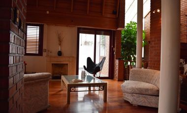 IMPORTANTE RESIDENCIA 3 DORMITORIOS, GARAGE VARIOS AUTOS, GRAN PARQUE. RETASADA