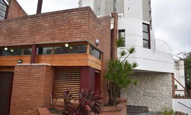 IMPORTANTE RESIDENCIA 3 DORMITORIOS, GARAGE VARIOS AUTOS, GRAN PARQUE. RETASADA