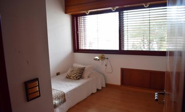 IMPORTANTE RESIDENCIA 3 DORMITORIOS, GARAGE VARIOS AUTOS, GRAN PARQUE. RETASADA