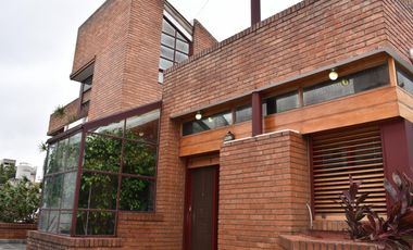 IMPORTANTE RESIDENCIA 3 DORMITORIOS, GARAGE VARIOS AUTOS, GRAN PARQUE. RETASADA