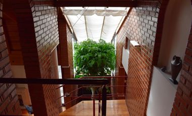 IMPORTANTE RESIDENCIA 3 DORMITORIOS, GARAGE VARIOS AUTOS, GRAN PARQUE. RETASADA