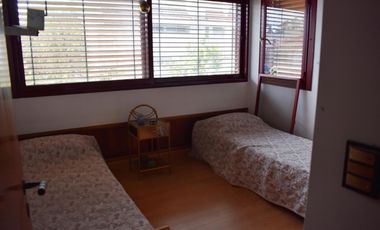 IMPORTANTE RESIDENCIA 3 DORMITORIOS, GARAGE VARIOS AUTOS, GRAN PARQUE. RETASADA