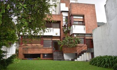 IMPORTANTE RESIDENCIA 3 DORMITORIOS, GARAGE VARIOS AUTOS, GRAN PARQUE. RETASADA